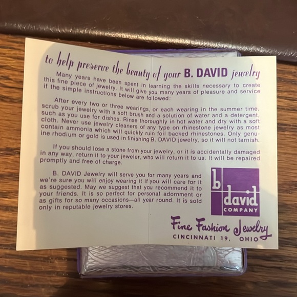 Vintage B. David rhinestone brooch - Picture 5 of 5